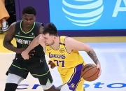 湖人官方公布新规，冲击季后赛引发争议，复出首战轰40分球迷热议！的简单介绍